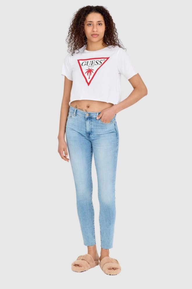 GUESS Biały krótki t-shirt damski z surowym wykończeniem boxy fit