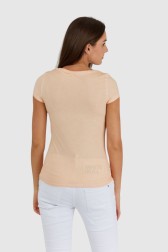 GUESS Brzoskwiniowy t-shirt damski z efektem sprania