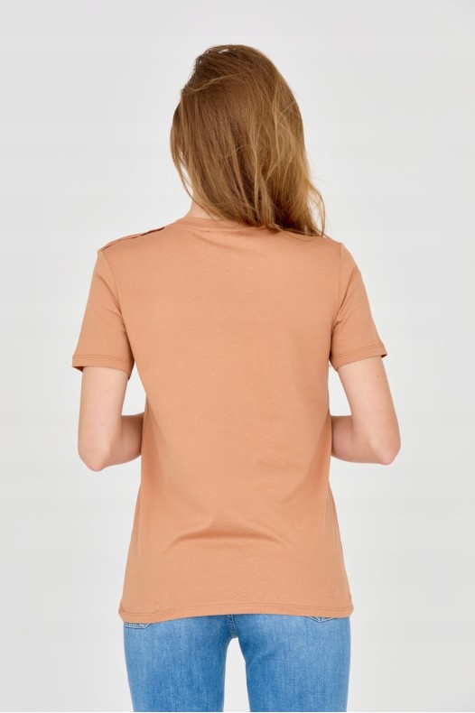 Tricoul cu nasturi pentru...