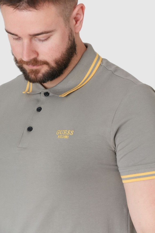 Tricou polo GUESS kaki pentru bărbați cu logo brodat