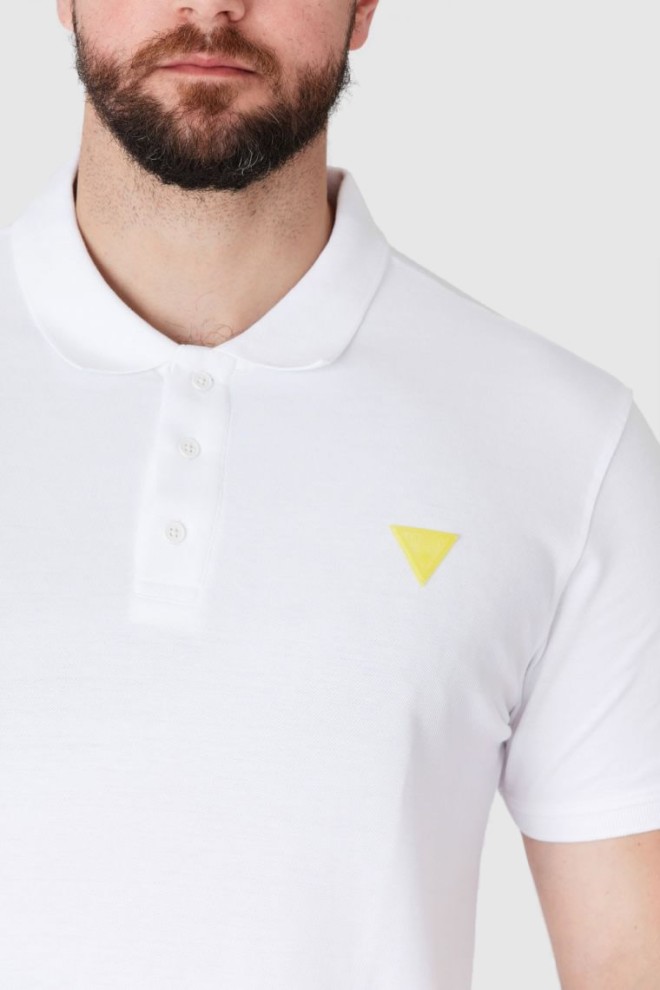 GUESS Tricou polo alb pentru bărbați cu logo galben