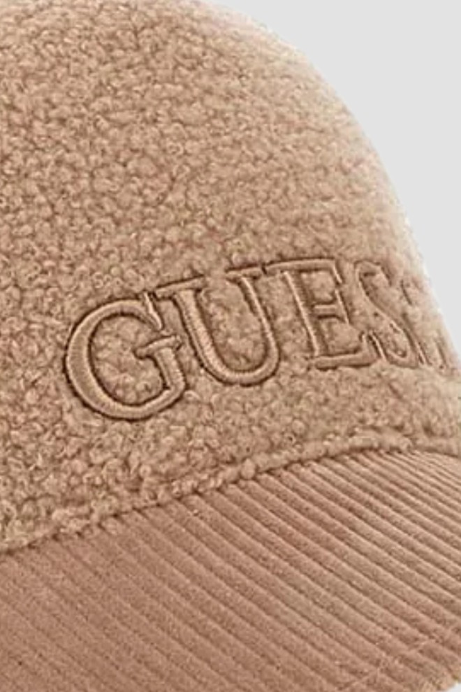 Бежева плюшева бейсболка GUESS