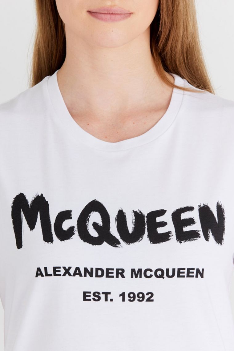 Жіноча біла футболка з логотипом ALEXANDER MCQUEEN