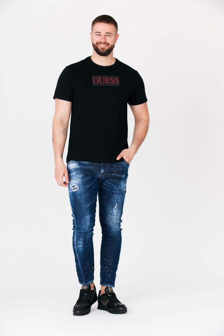 GUESS Czarny t-shirt męski z czerwonym logo