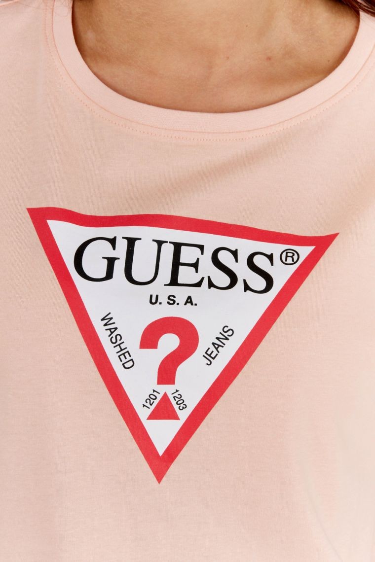 GUESS Brzoskwiniowy t-shirt damski z trójkątnym logo