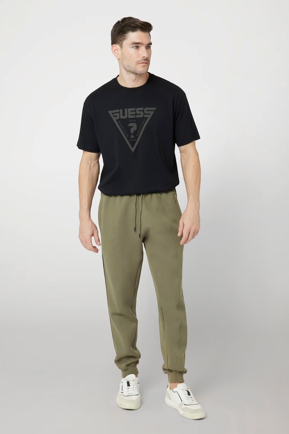 GUESS Zielone męskie spodnie dresowe z lampasami Mickey