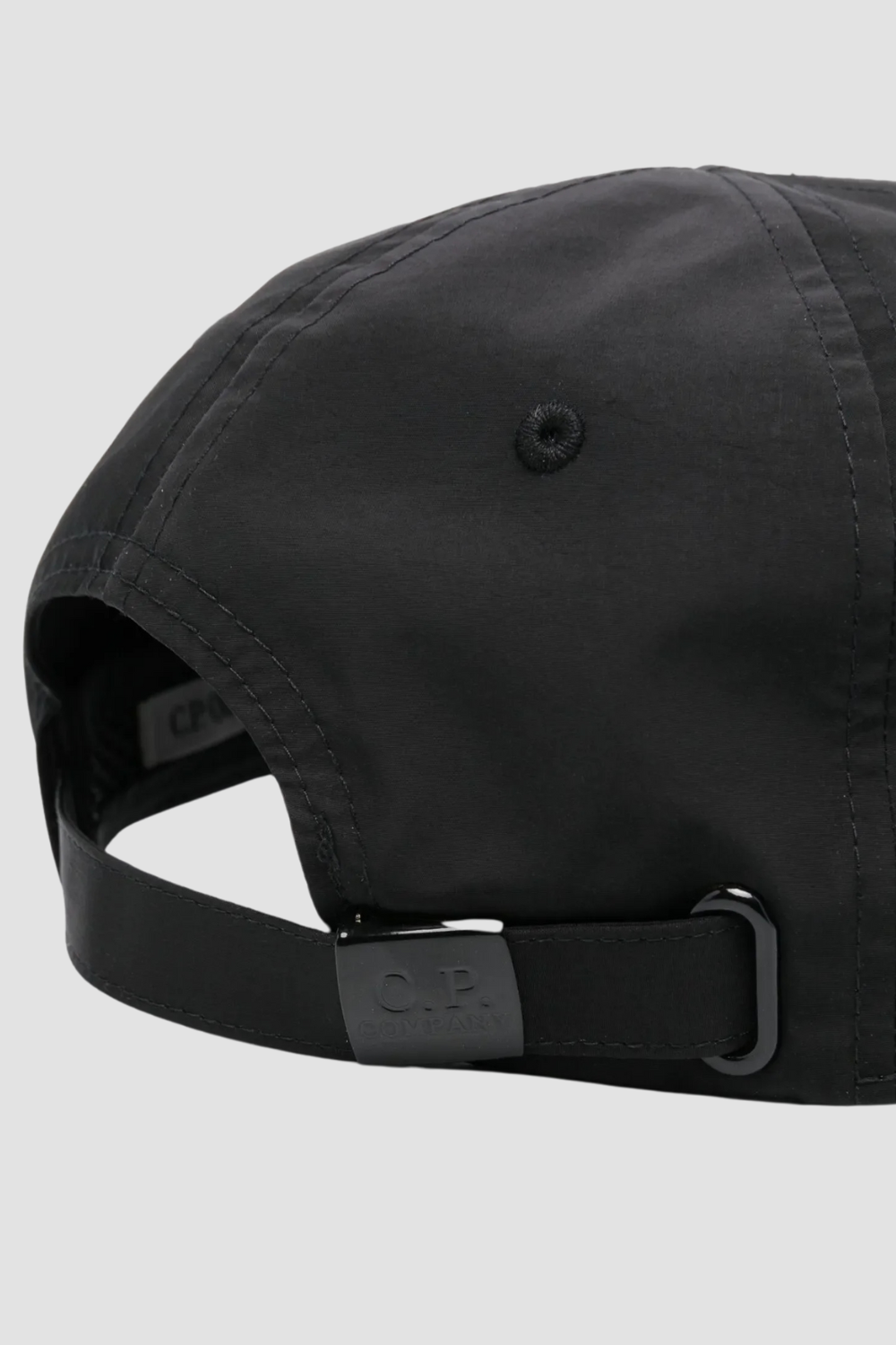 C.P. COMPANY Czarna atlasowa czapka z daszkiem