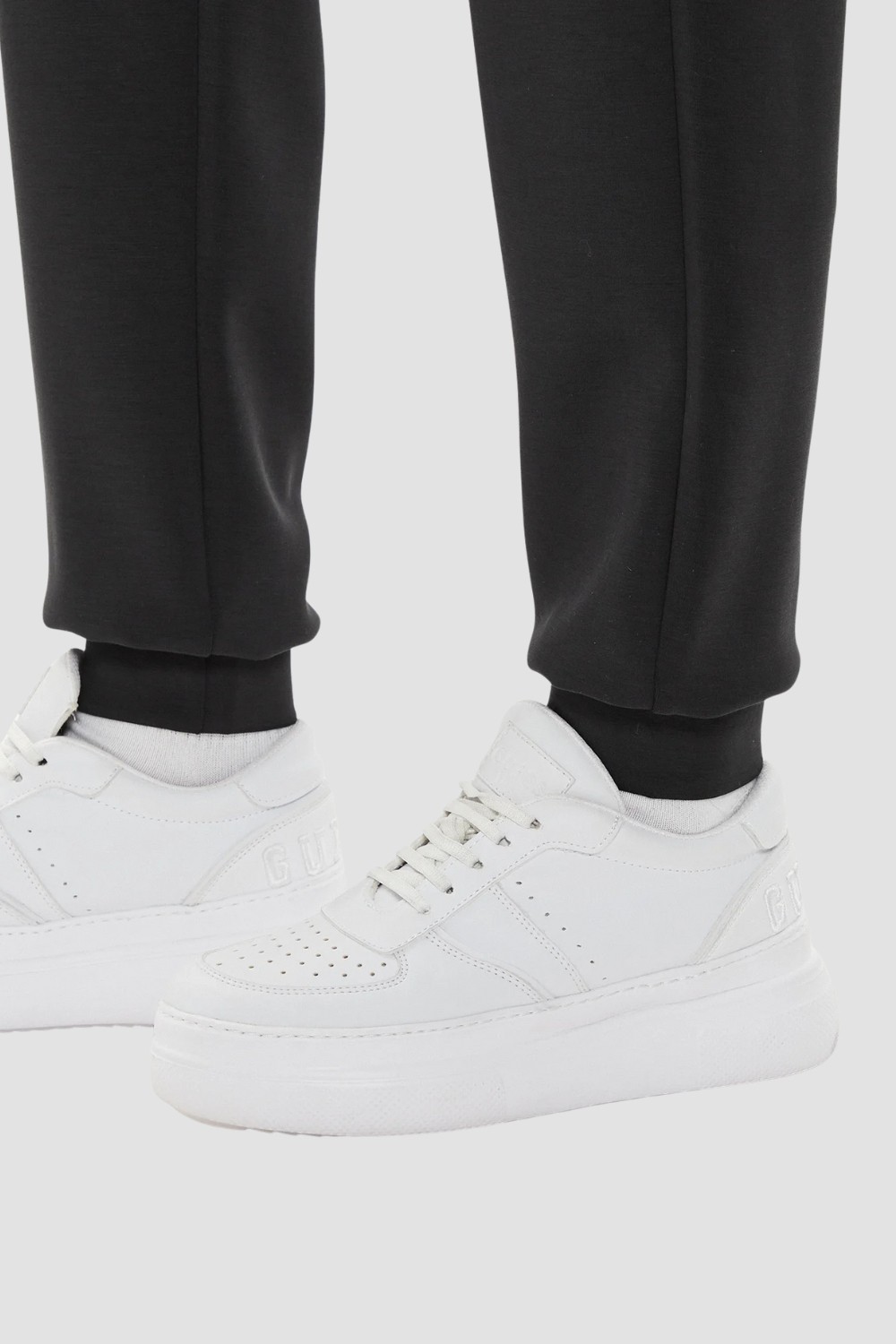 GUESS Czarne damskie spodnie dresowe Olympe