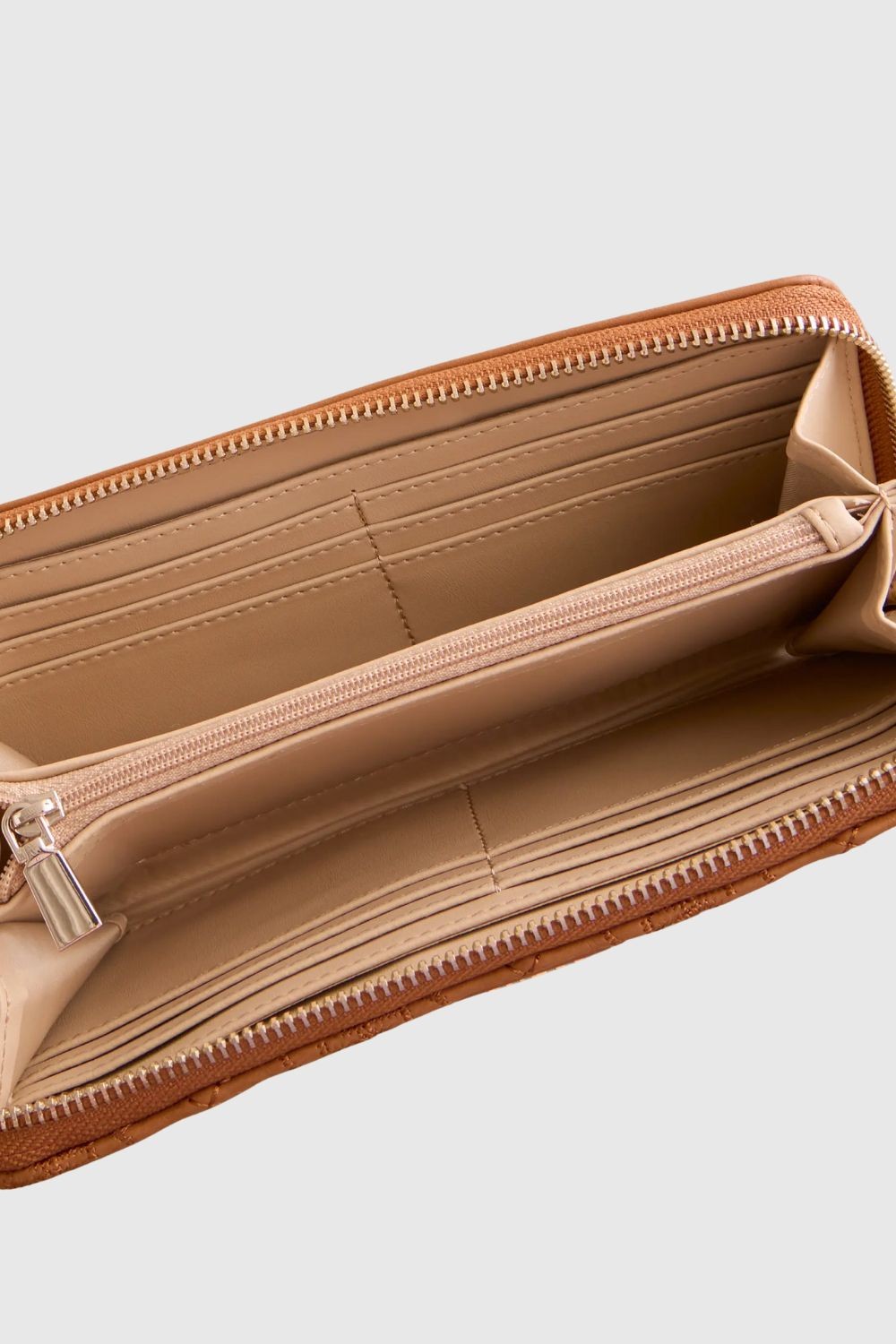 GUESS Brązowy duży portfel damski Adelasia