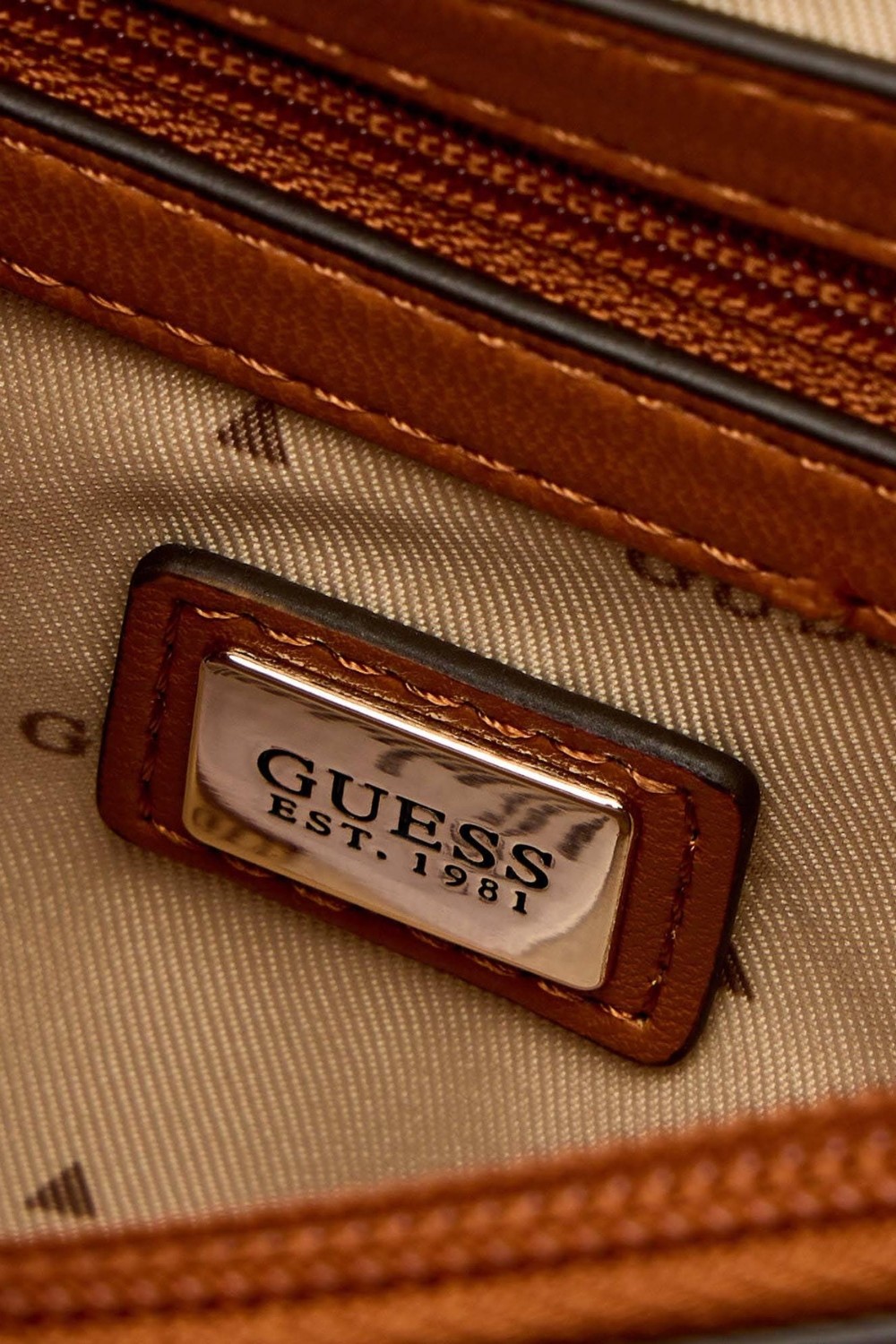 GUESS Brązowa damska kopertówka Adelasia Cnvrtble