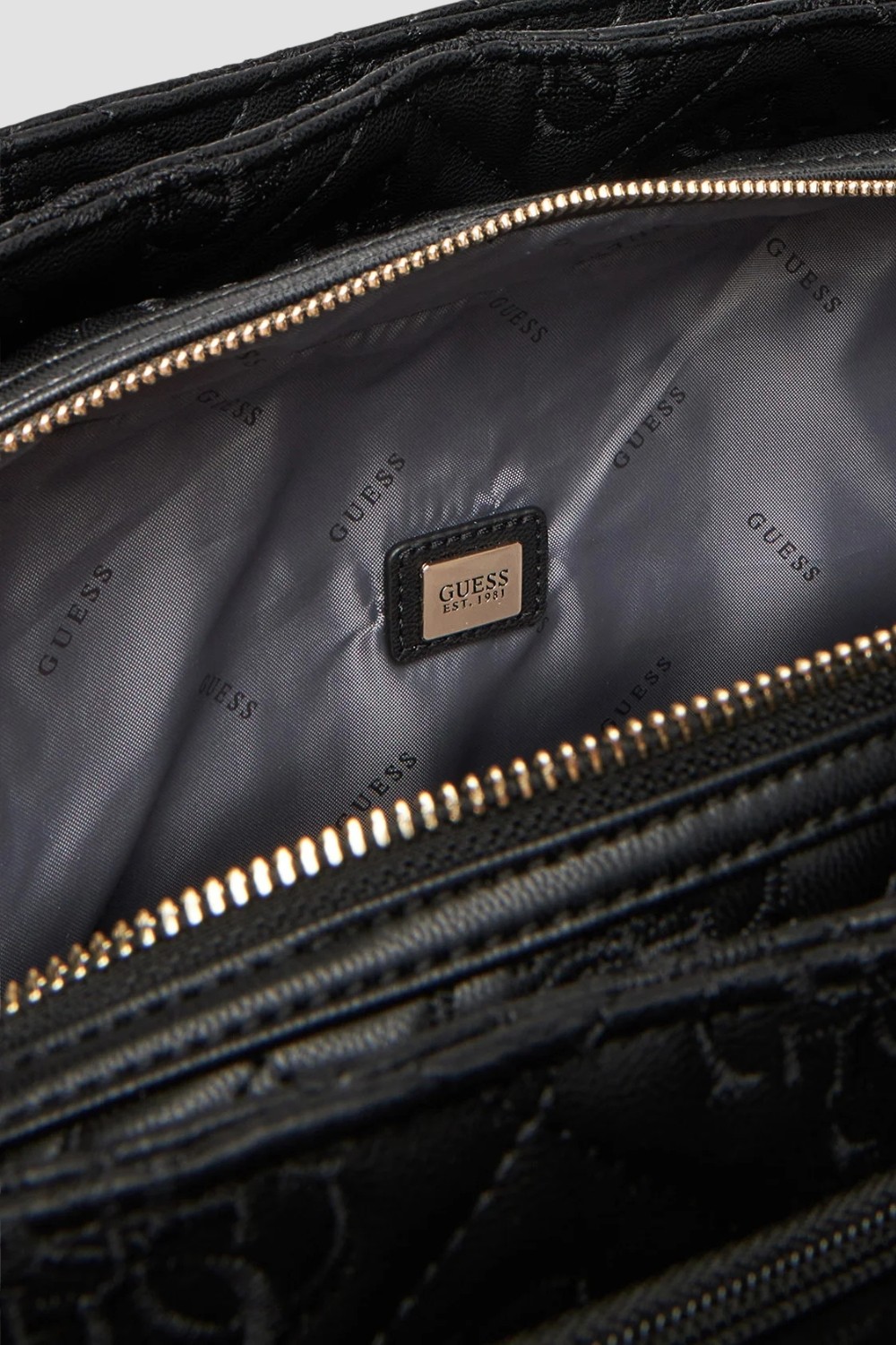 GUESS Czarna damska podróżna torebka Adelasia