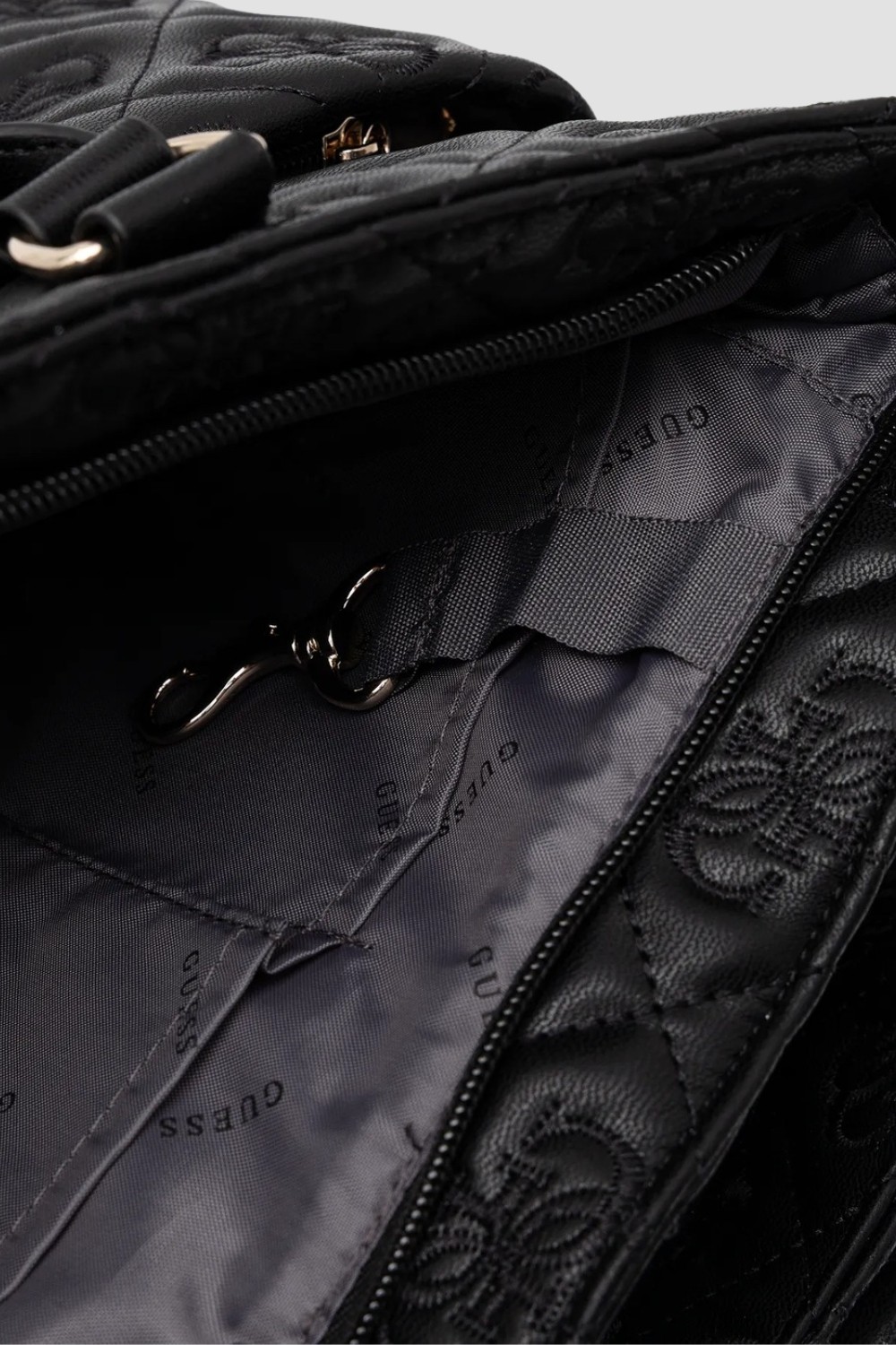 GUESS Czarna damska podróżna torebka Adelasia