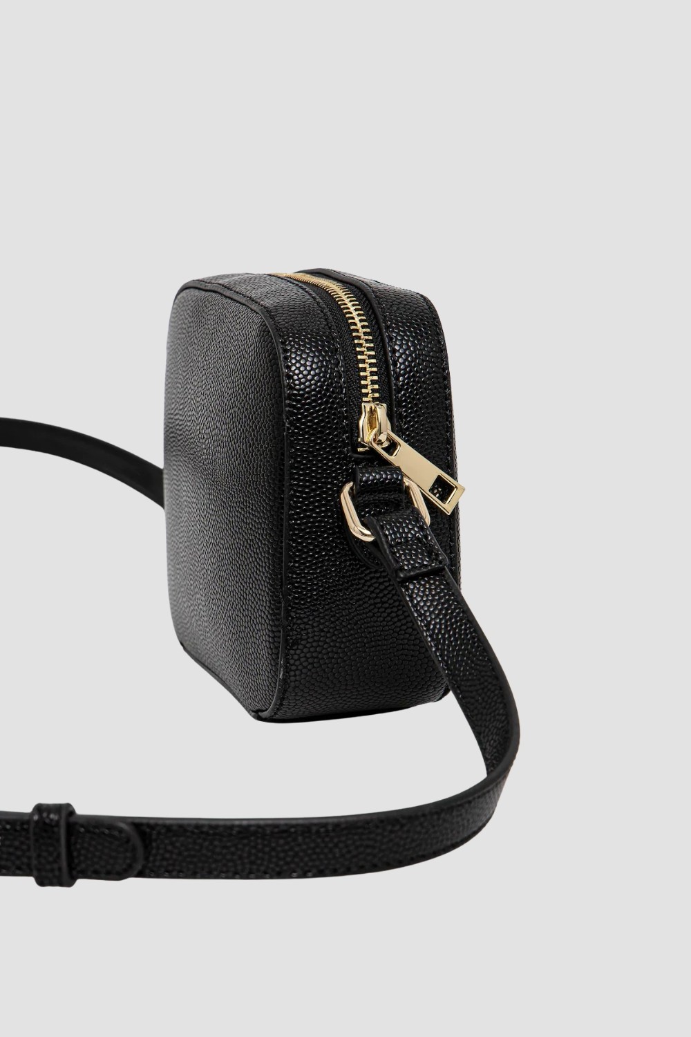 VALENTINO Czarna torebka ze złotymi okuciami Divina Camera Bag