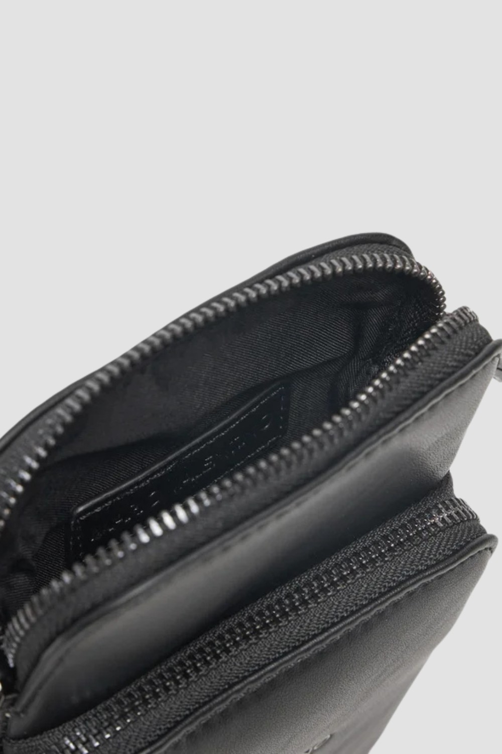 VALENTINO Czarna saszetka  Horizon Crossbody